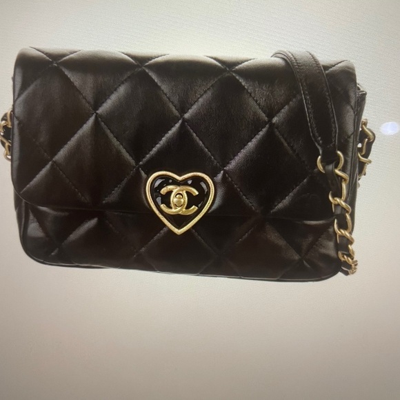 Chanel lambskin Black Quilted Crossbody with Gold Heart Accent AUTHENTIC - Picture 5 of 16